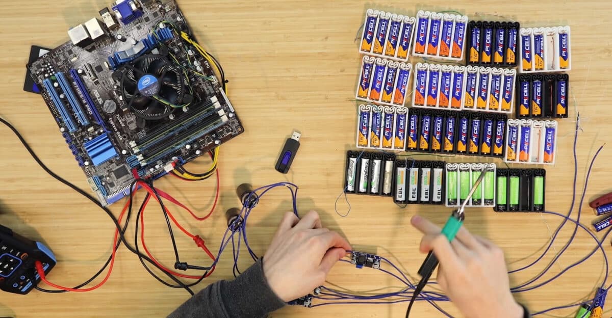 Nekat, YouTuber Jalankan PC Desktop Pakai 64 Baterai AA Selama 30 Menit
