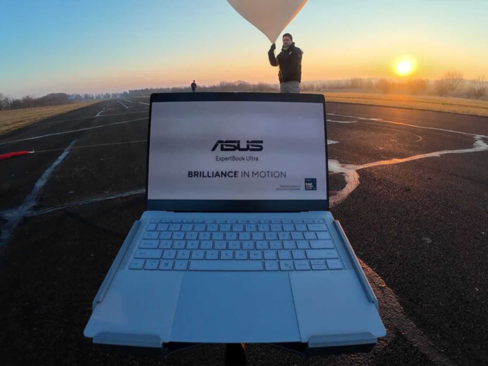 ASUS Terbangkan Laptop ExpertBook Lewati Puncak Everest, Ternyata Harganya Udah Sampai Langit Duluan