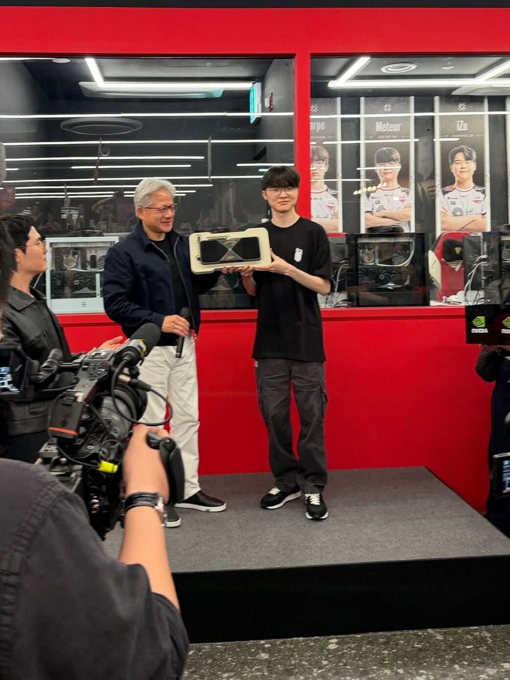 Gamer Kasta Tertinggi! CEO NVIDIA Jensen Huang Temui Faker Duluan Sebelum Bos LG dan Hyundai