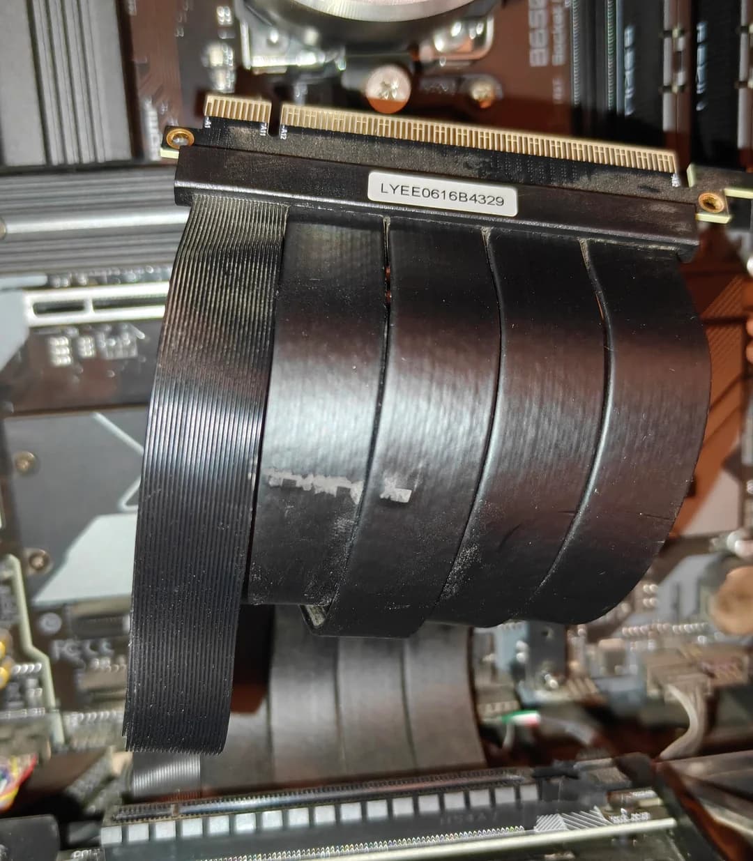 Suhu Ekstrem Backplate RTX 5090 Lelehkan Kabel Riser PCIe dalam Setup Vertikal