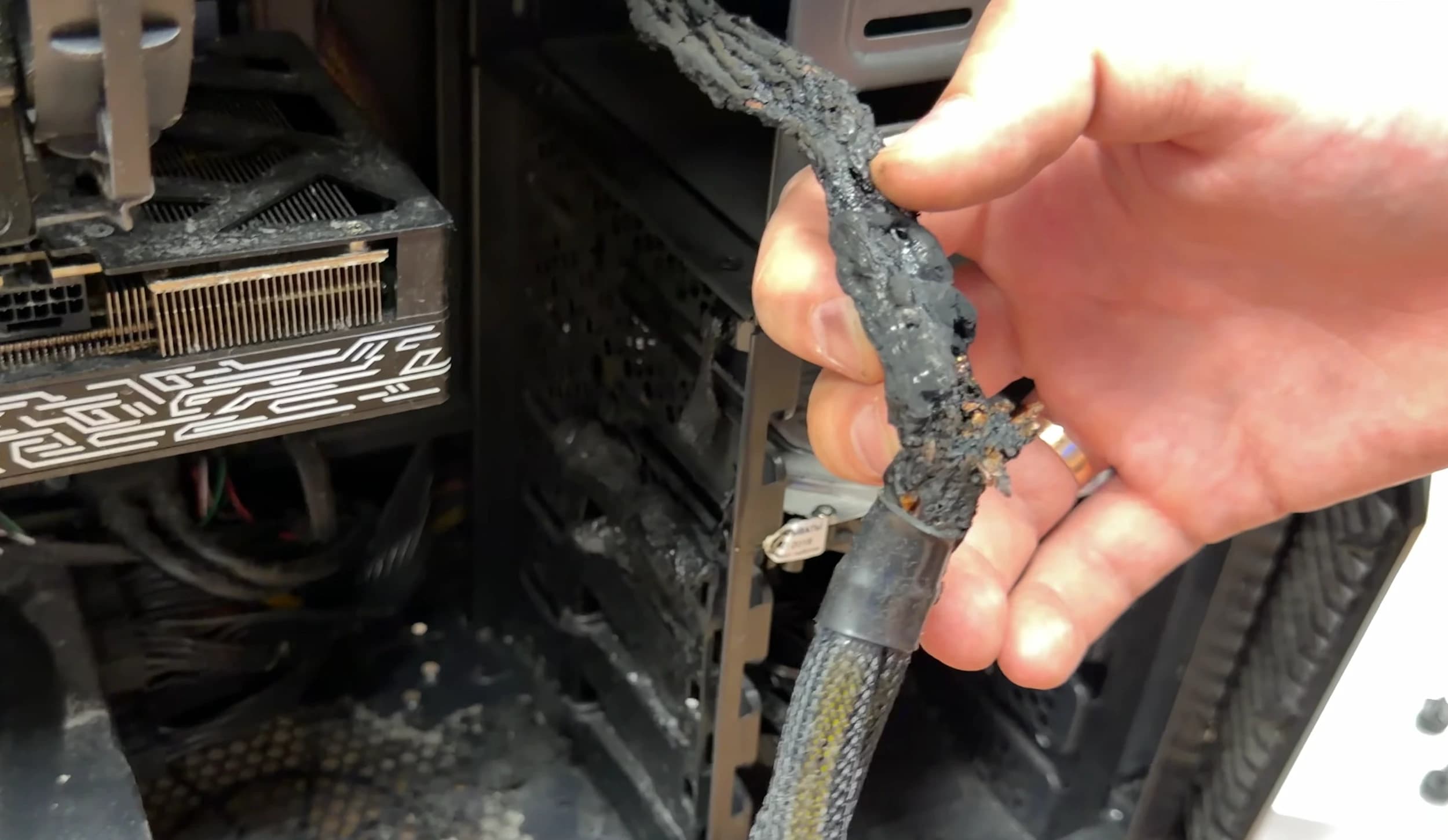 Kabel Daya RTX 5070 Meleleh Akibat Pengguna Pakai Kabel 8-Pin Cabang ke Adapter 16-Pin